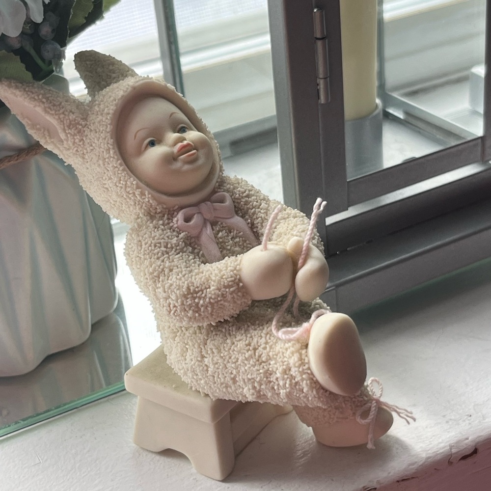 VINTAGE~NEW DEPARTMENT 56~ SNOW BUNNIES ~ Collection ~ Bunny on Bench Tying Shoe